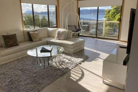 Spacious Modern Home Outstanding Views Sleeps 9 Hobart Esterno foto