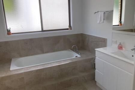 Spacious Modern Home Outstanding Views Sleeps 9 Hobart Esterno foto